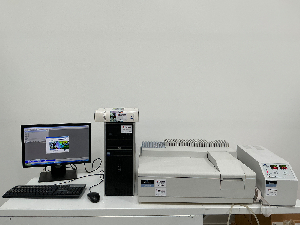 Image of Perkin Elmer Lambda25 UV/vis spectrometer with peltier cell holder